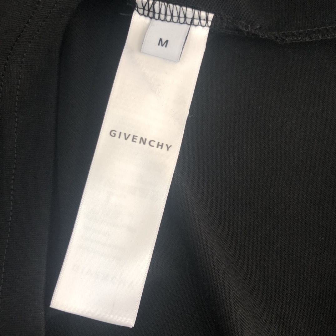 weigou_200351_7_83d292688f P75 GIVENCHY 纪梵希 2026夏季新品上市🍃时尚经典圆领短袖👍🏻情侣款😆时尚单品设计,更加时尚舒适,高标准定制,上身非常有型,胸前品牌logo印花图案 客供辅料,客供进口高档面料🔥质感非常细腻,细节工艺精湛考究,塑造性极高的一款单品,任何时装都可以搭配,版型超级好 ✂️潮男必备单品 👏 颜色:黑色 白色 尺码:M-XXXL