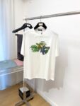 P70 纪梵希、新品短袖T恤，帅气时尚，胸前顶级印花图案字母logo，简约百搭款。面料260g特制纯棉 不仅挺括，保持潮流的廓形，又穿着舒适，纱织更细腻，码数S-XXL（微宽松版型）