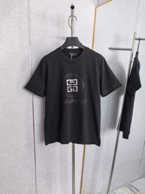 P90 Givenchy 纪梵希 2026SS春夏新款logo胶印标识圆领短袖T恤，定制密织绵纹罗纹棉粹，标志性4G logo标识印记点缀于胸前，以极简之形凝聚品牌精髓，利落剪裁贴合身体曲线，没有过多的色彩堆砌。 尺码：S-XL 颜色:黑色 白色 卡其色