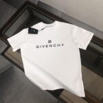 weigou_200411_0_d897f6abf9 P75 GIVENCHY 纪梵希 2026夏季新品上市🍃时尚经典圆领短袖👍🏻情侣款😆时尚单品设计,更加时尚舒适,高标准定制,上身非常有型,胸前品牌logo印花图案 客供辅料,客供进口高档面料🔥质感非常细腻,细节工艺精湛考究,塑造性极高的一款单品,任何时装都可以搭配,版型超级好 ✂️潮男必备单品 👏 颜色:黑色 白色 尺码:M-XXXL