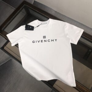 P75 GIVENCHY 纪梵希 2026夏季新品上市🍃时尚经典圆领短袖👍🏻情侣款😆时尚单品设计，更加时尚舒适，高标准定制，上身非常有型，胸前品牌logo印花图案 客供辅料，客供进口高档面料🔥质感非常细腻，细节工艺精湛考究，塑造性极高的一款单品，任何时装都可以搭配，版型超级好 ✂️潮男必备单品 👏 颜色：黑色 白色 尺码：M-XXXL