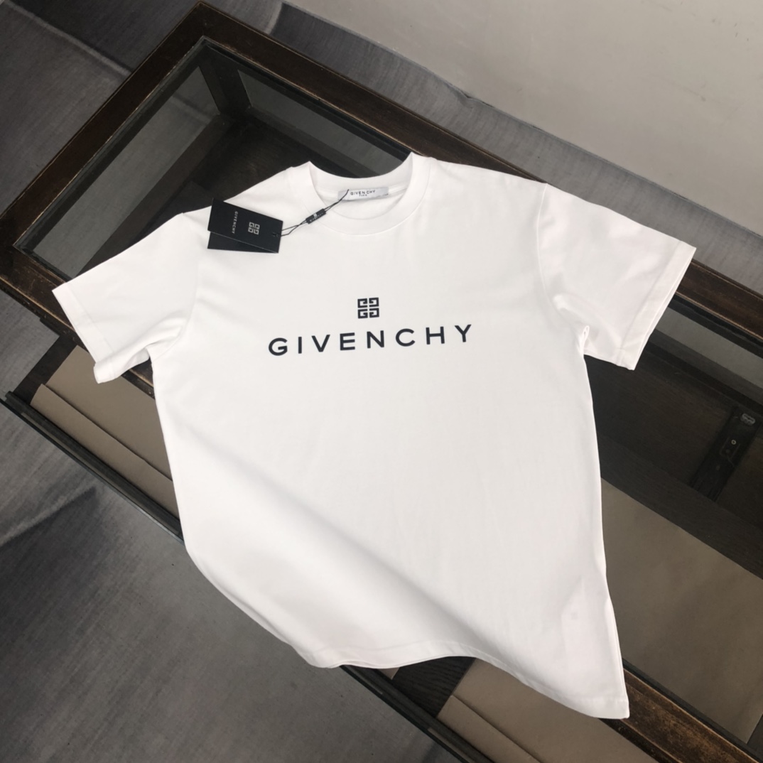 weigou_200411_0_d897f6abf9 P75 GIVENCHY 纪梵希 2026夏季新品上市🍃时尚经典圆领短袖👍🏻情侣款😆时尚单品设计,更加时尚舒适,高标准定制,上身非常有型,胸前品牌logo印花图案 客供辅料,客供进口高档面料🔥质感非常细腻,细节工艺精湛考究,塑造性极高的一款单品,任何时装都可以搭配,版型超级好 ✂️潮男必备单品 👏 颜色:黑色 白色 尺码:M-XXXL