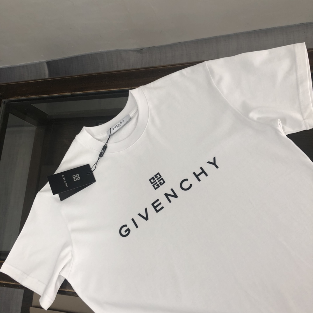 weigou_200411_2_9f6e038d66 P75 GIVENCHY 纪梵希 2026夏季新品上市🍃时尚经典圆领短袖👍🏻情侣款😆时尚单品设计,更加时尚舒适,高标准定制,上身非常有型,胸前品牌logo印花图案 客供辅料,客供进口高档面料🔥质感非常细腻,细节工艺精湛考究,塑造性极高的一款单品,任何时装都可以搭配,版型超级好 ✂️潮男必备单品 👏 颜色:黑色 白色 尺码:M-XXXL