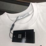 weigou_200411_3_9e39ac5539 P75 GIVENCHY 纪梵希 2026夏季新品上市🍃时尚经典圆领短袖👍🏻情侣款😆时尚单品设计,更加时尚舒适,高标准定制,上身非常有型,胸前品牌logo印花图案 客供辅料,客供进口高档面料🔥质感非常细腻,细节工艺精湛考究,塑造性极高的一款单品,任何时装都可以搭配,版型超级好 ✂️潮男必备单品 👏 颜色:黑色 白色 尺码:M-XXXL
