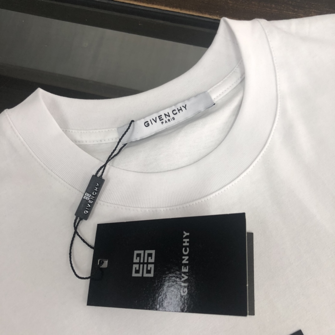 weigou_200411_3_9e39ac5539 P75 GIVENCHY 纪梵希 2026夏季新品上市🍃时尚经典圆领短袖👍🏻情侣款😆时尚单品设计,更加时尚舒适,高标准定制,上身非常有型,胸前品牌logo印花图案 客供辅料,客供进口高档面料🔥质感非常细腻,细节工艺精湛考究,塑造性极高的一款单品,任何时装都可以搭配,版型超级好 ✂️潮男必备单品 👏 颜色:黑色 白色 尺码:M-XXXL