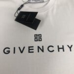 weigou_200411_4_a7624fdf2d P75 GIVENCHY 纪梵希 2026夏季新品上市🍃时尚经典圆领短袖👍🏻情侣款😆时尚单品设计,更加时尚舒适,高标准定制,上身非常有型,胸前品牌logo印花图案 客供辅料,客供进口高档面料🔥质感非常细腻,细节工艺精湛考究,塑造性极高的一款单品,任何时装都可以搭配,版型超级好 ✂️潮男必备单品 👏 颜色:黑色 白色 尺码:M-XXXL