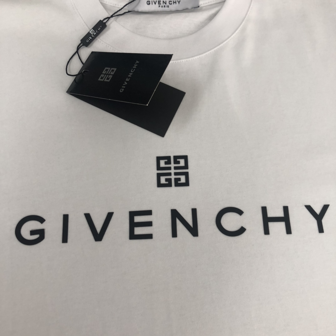 weigou_200411_4_a7624fdf2d P75 GIVENCHY 纪梵希 2026夏季新品上市🍃时尚经典圆领短袖👍🏻情侣款😆时尚单品设计,更加时尚舒适,高标准定制,上身非常有型,胸前品牌logo印花图案 客供辅料,客供进口高档面料🔥质感非常细腻,细节工艺精湛考究,塑造性极高的一款单品,任何时装都可以搭配,版型超级好 ✂️潮男必备单品 👏 颜色:黑色 白色 尺码:M-XXXL