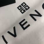 weigou_200411_5_c0691dede1 P75 GIVENCHY 纪梵希 2026夏季新品上市🍃时尚经典圆领短袖👍🏻情侣款😆时尚单品设计,更加时尚舒适,高标准定制,上身非常有型,胸前品牌logo印花图案 客供辅料,客供进口高档面料🔥质感非常细腻,细节工艺精湛考究,塑造性极高的一款单品,任何时装都可以搭配,版型超级好 ✂️潮男必备单品 👏 颜色:黑色 白色 尺码:M-XXXL