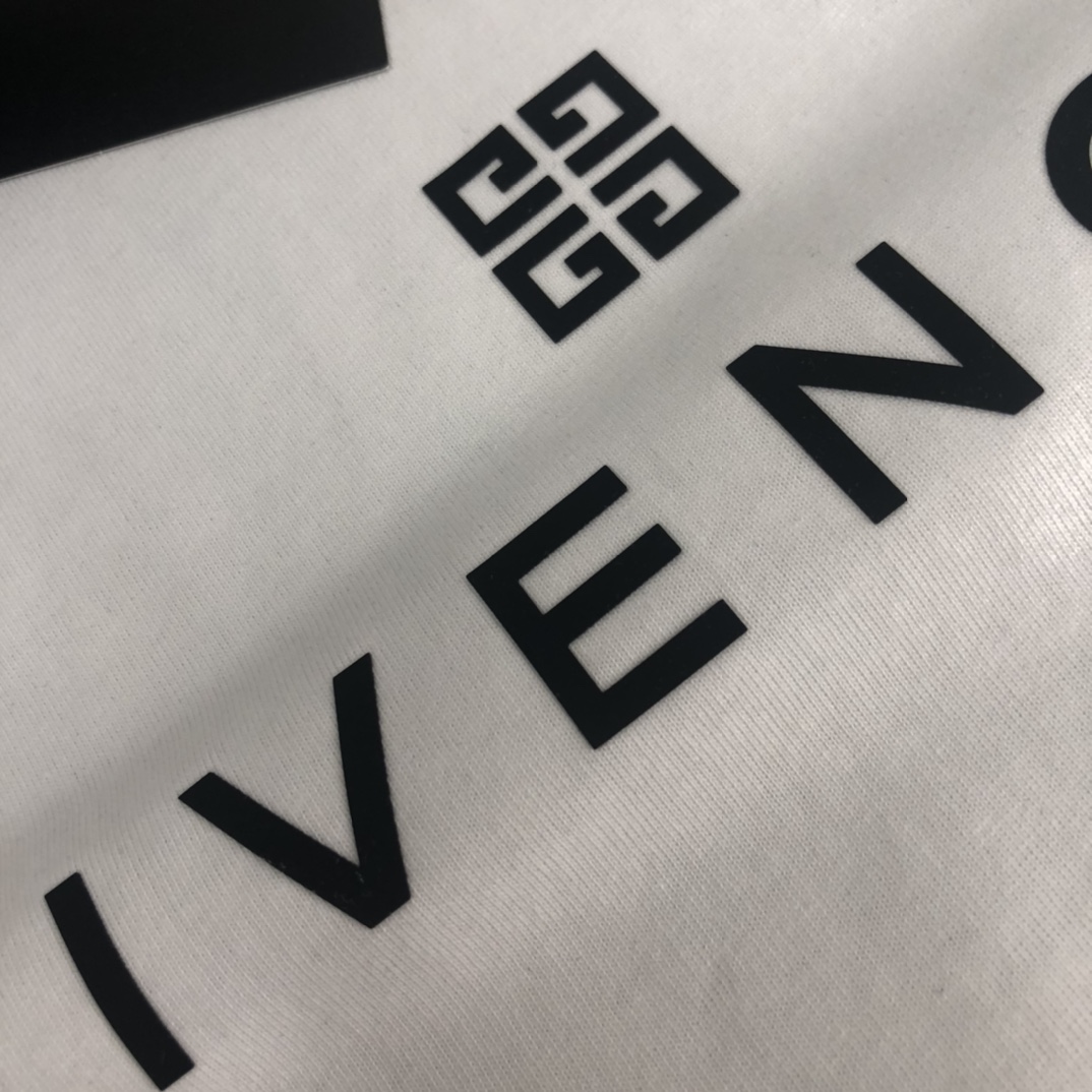 weigou_200411_5_c0691dede1 P75 GIVENCHY 纪梵希 2026夏季新品上市🍃时尚经典圆领短袖👍🏻情侣款😆时尚单品设计,更加时尚舒适,高标准定制,上身非常有型,胸前品牌logo印花图案 客供辅料,客供进口高档面料🔥质感非常细腻,细节工艺精湛考究,塑造性极高的一款单品,任何时装都可以搭配,版型超级好 ✂️潮男必备单品 👏 颜色:黑色 白色 尺码:M-XXXL