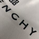 weigou_200411_6_29cdb45768 P75 GIVENCHY 纪梵希 2026夏季新品上市🍃时尚经典圆领短袖👍🏻情侣款😆时尚单品设计,更加时尚舒适,高标准定制,上身非常有型,胸前品牌logo印花图案 客供辅料,客供进口高档面料🔥质感非常细腻,细节工艺精湛考究,塑造性极高的一款单品,任何时装都可以搭配,版型超级好 ✂️潮男必备单品 👏 颜色:黑色 白色 尺码:M-XXXL