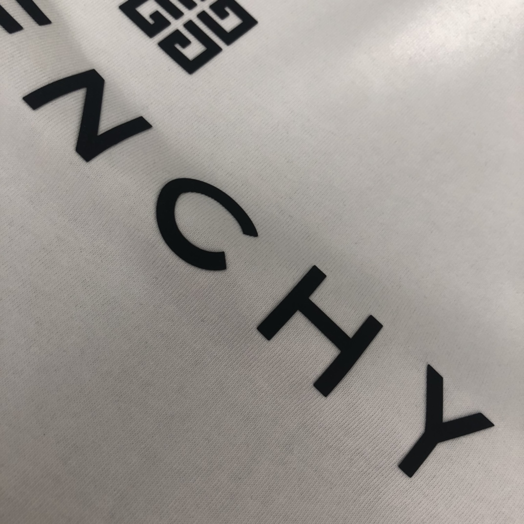 weigou_200411_6_29cdb45768 P75 GIVENCHY 纪梵希 2026夏季新品上市🍃时尚经典圆领短袖👍🏻情侣款😆时尚单品设计,更加时尚舒适,高标准定制,上身非常有型,胸前品牌logo印花图案 客供辅料,客供进口高档面料🔥质感非常细腻,细节工艺精湛考究,塑造性极高的一款单品,任何时装都可以搭配,版型超级好 ✂️潮男必备单品 👏 颜色:黑色 白色 尺码:M-XXXL