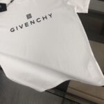 weigou_200411_7_b8de1f8a1a P75 GIVENCHY 纪梵希 2026夏季新品上市🍃时尚经典圆领短袖👍🏻情侣款😆时尚单品设计,更加时尚舒适,高标准定制,上身非常有型,胸前品牌logo印花图案 客供辅料,客供进口高档面料🔥质感非常细腻,细节工艺精湛考究,塑造性极高的一款单品,任何时装都可以搭配,版型超级好 ✂️潮男必备单品 👏 颜色:黑色 白色 尺码:M-XXXL