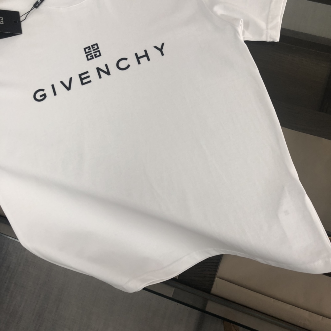 weigou_200411_7_b8de1f8a1a P75 GIVENCHY 纪梵希 2026夏季新品上市🍃时尚经典圆领短袖👍🏻情侣款😆时尚单品设计,更加时尚舒适,高标准定制,上身非常有型,胸前品牌logo印花图案 客供辅料,客供进口高档面料🔥质感非常细腻,细节工艺精湛考究,塑造性极高的一款单品,任何时装都可以搭配,版型超级好 ✂️潮男必备单品 👏 颜色:黑色 白色 尺码:M-XXXL