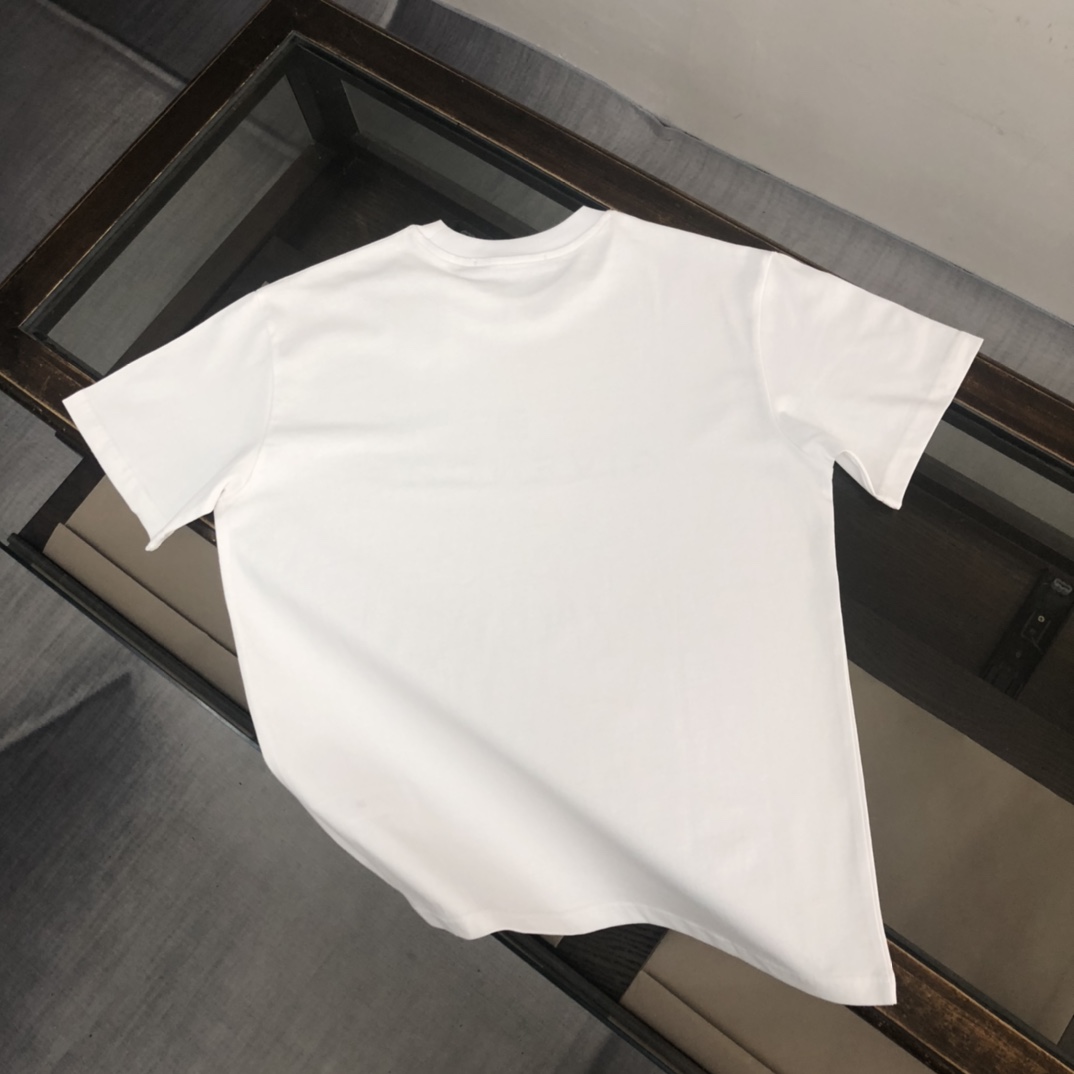 weigou_200411_8_d76ee3ce9d P75 GIVENCHY 纪梵希 2026夏季新品上市🍃时尚经典圆领短袖👍🏻情侣款😆时尚单品设计,更加时尚舒适,高标准定制,上身非常有型,胸前品牌logo印花图案 客供辅料,客供进口高档面料🔥质感非常细腻,细节工艺精湛考究,塑造性极高的一款单品,任何时装都可以搭配,版型超级好 ✂️潮男必备单品 👏 颜色:黑色 白色 尺码:M-XXXL
