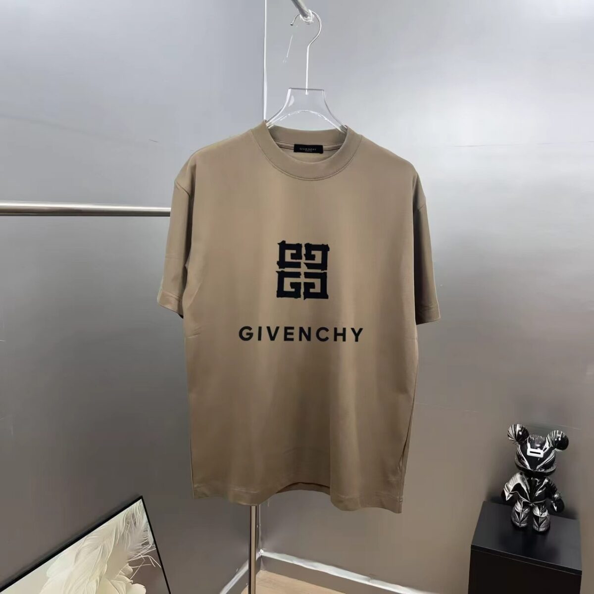P80 gvc～纪梵 厚板滴胶字母 《区别通货面料》 7A抗菌短袖tee 上身十分舒适，男女同款半袖，落肩宽松版型 颜色: 黑色 白色 咖啡色 尺码：S（90-130斤） M（125-150斤） L（135-165斤） XL（160-190斤） XXL（185-220斤）