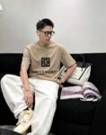 P80 gvc～纪梵 厚板滴胶字母 《区别通货面料》 7A抗菌短袖tee 上身十分舒适，男女同款半袖，落肩宽松版型 颜色: 黑色 白色 咖啡色 尺码：S（90-130斤） M（125-150斤） L（135-165斤） XL（160-190斤） XXL（185-220斤）