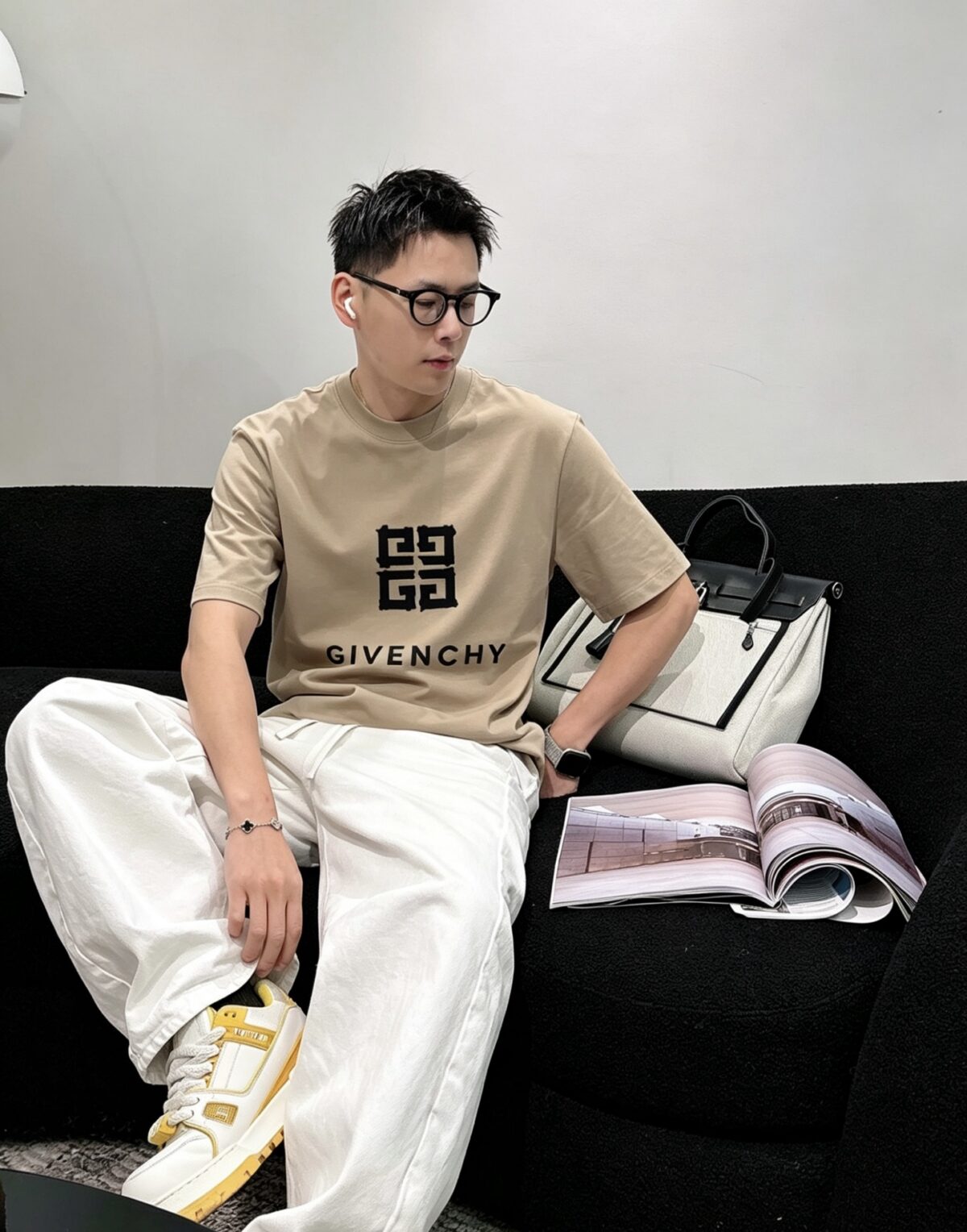 P80 gvc～纪梵 厚板滴胶字母 《区别通货面料》 7A抗菌短袖tee 上身十分舒适，男女同款半袖，落肩宽松版型 颜色: 黑色 白色 咖啡色 尺码：S（90-130斤） M（125-150斤） L（135-165斤） XL（160-190斤） XXL（185-220斤）