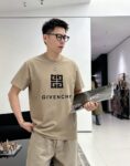 P80 gvc～纪梵 厚板滴胶字母 《区别通货面料》 7A抗菌短袖tee 上身十分舒适，男女同款半袖，落肩宽松版型 颜色: 黑色 白色 咖啡色 尺码：S（90-130斤） M（125-150斤） L（135-165斤） XL（160-190斤） XXL（185-220斤）