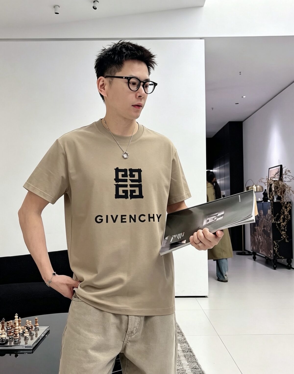 P80 gvc～纪梵 厚板滴胶字母 《区别通货面料》 7A抗菌短袖tee 上身十分舒适，男女同款半袖，落肩宽松版型 颜色: 黑色 白色 咖啡色 尺码：S（90-130斤） M（125-150斤） L（135-165斤） XL（160-190斤） XXL（185-220斤）