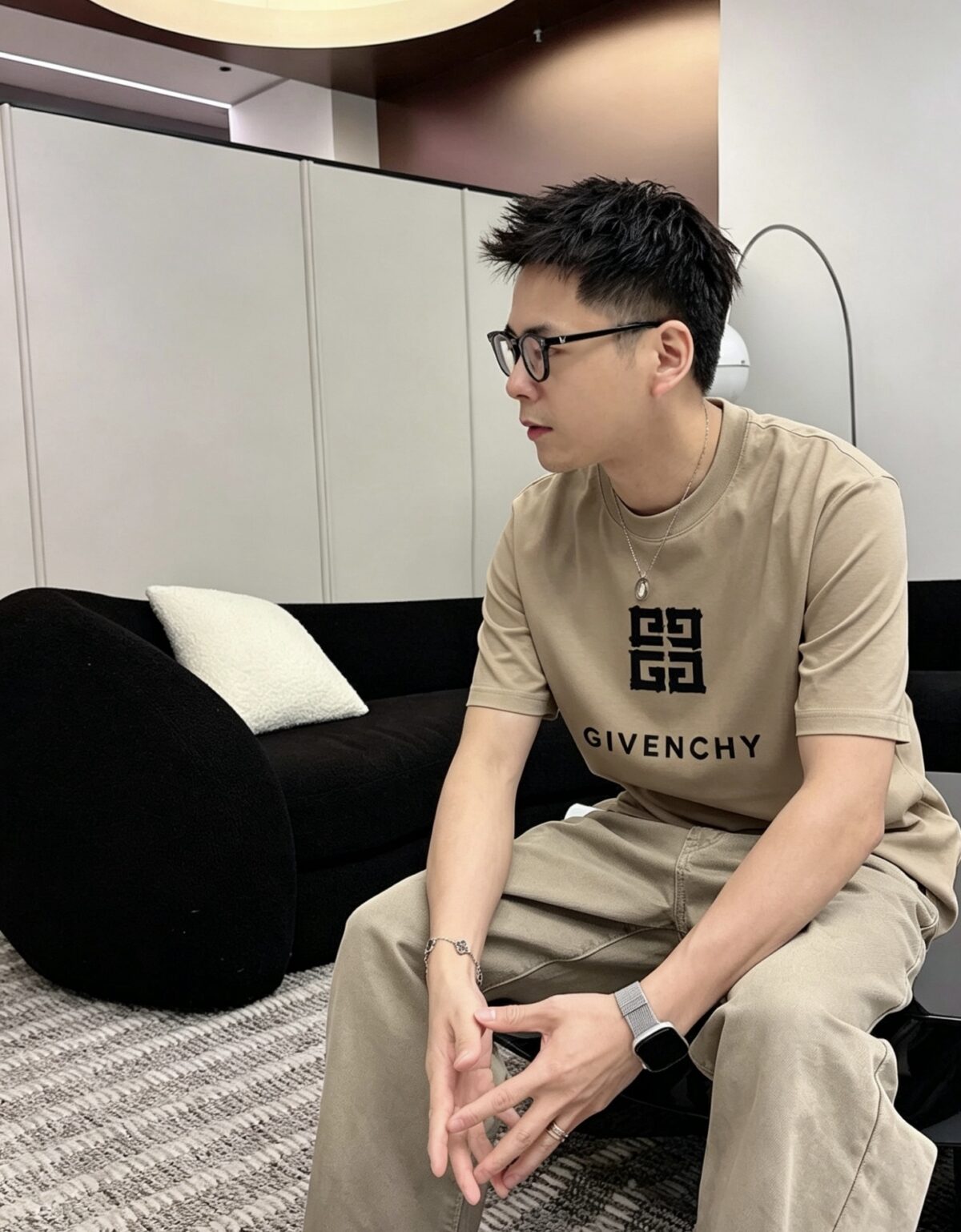 P80 gvc～纪梵 厚板滴胶字母 《区别通货面料》 7A抗菌短袖tee 上身十分舒适，男女同款半袖，落肩宽松版型 颜色: 黑色 白色 咖啡色 尺码：S（90-130斤） M（125-150斤） L（135-165斤） XL（160-190斤） XXL（185-220斤）