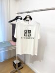 P70 纪梵希、新品短袖T恤，帅气时尚，胸前顶级印花图案字母logo，简约百搭款。面料260g特制纯棉 不仅挺括，保持潮流的廓形，又穿着舒适，纱织更细腻，码数S-XXL（微宽松版型）