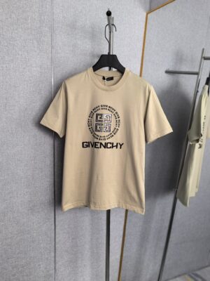 P90 Givenchy 纪梵希 2026SS春夏新款logo胶印标识圆领短袖T恤，定制密织绵纹罗纹棉粹，标志性4G logo标识印记点缀于胸前，以极简之形凝聚品牌精髓，利落剪裁贴合身体曲线，没有过多的色彩堆砌。 尺码：S-XL 颜色:黑色 白色 卡其色