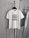 weigou_200481_0_c7a640177d P90 Givenchy 纪梵希 2026SS春夏新款logo胶印标识圆领短袖T恤,定制密织绵纹罗纹棉粹,标志性4G logo标识印记点缀于胸前,以极简之形凝聚品牌精髓,利落剪裁贴合身体曲线,没有过多的色彩堆砌。 尺码:S-XL 颜色:黑色 白色 卡其色