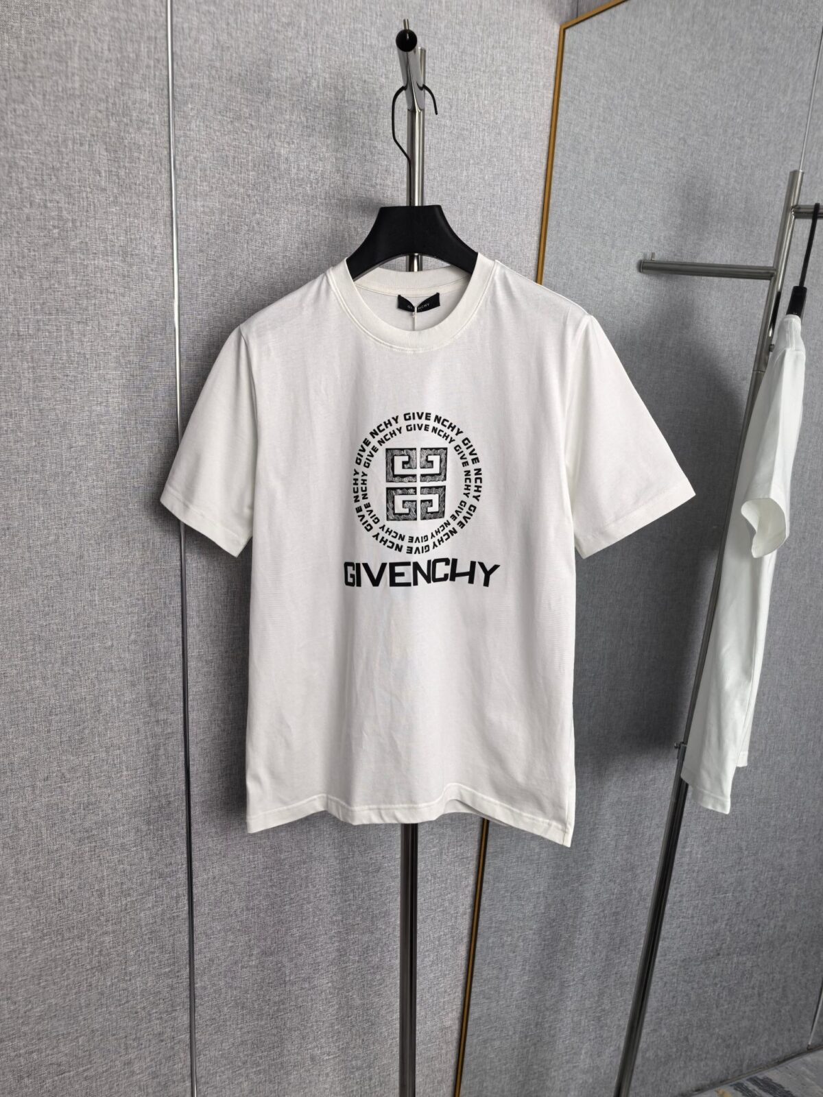 weigou_200481_0_c7a640177d P90 Givenchy 纪梵希 2026SS春夏新款logo胶印标识圆领短袖T恤,定制密织绵纹罗纹棉粹,标志性4G logo标识印记点缀于胸前,以极简之形凝聚品牌精髓,利落剪裁贴合身体曲线,没有过多的色彩堆砌。 尺码:S-XL 颜色:黑色 白色 卡其色