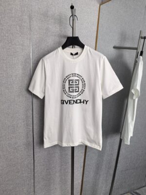 P90 Givenchy 纪梵希 2026SS春夏新款logo胶印标识圆领短袖T恤，定制密织绵纹罗纹棉粹，标志性4G logo标识印记点缀于胸前，以极简之形凝聚品牌精髓，利落剪裁贴合身体曲线，没有过多的色彩堆砌。 尺码：S-XL 颜色:黑色 白色 卡其色
