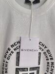 weigou_200481_3_abc44c79ba P90 Givenchy 纪梵希 2026SS春夏新款logo胶印标识圆领短袖T恤,定制密织绵纹罗纹棉粹,标志性4G logo标识印记点缀于胸前,以极简之形凝聚品牌精髓,利落剪裁贴合身体曲线,没有过多的色彩堆砌。 尺码:S-XL 颜色:黑色 白色 卡其色