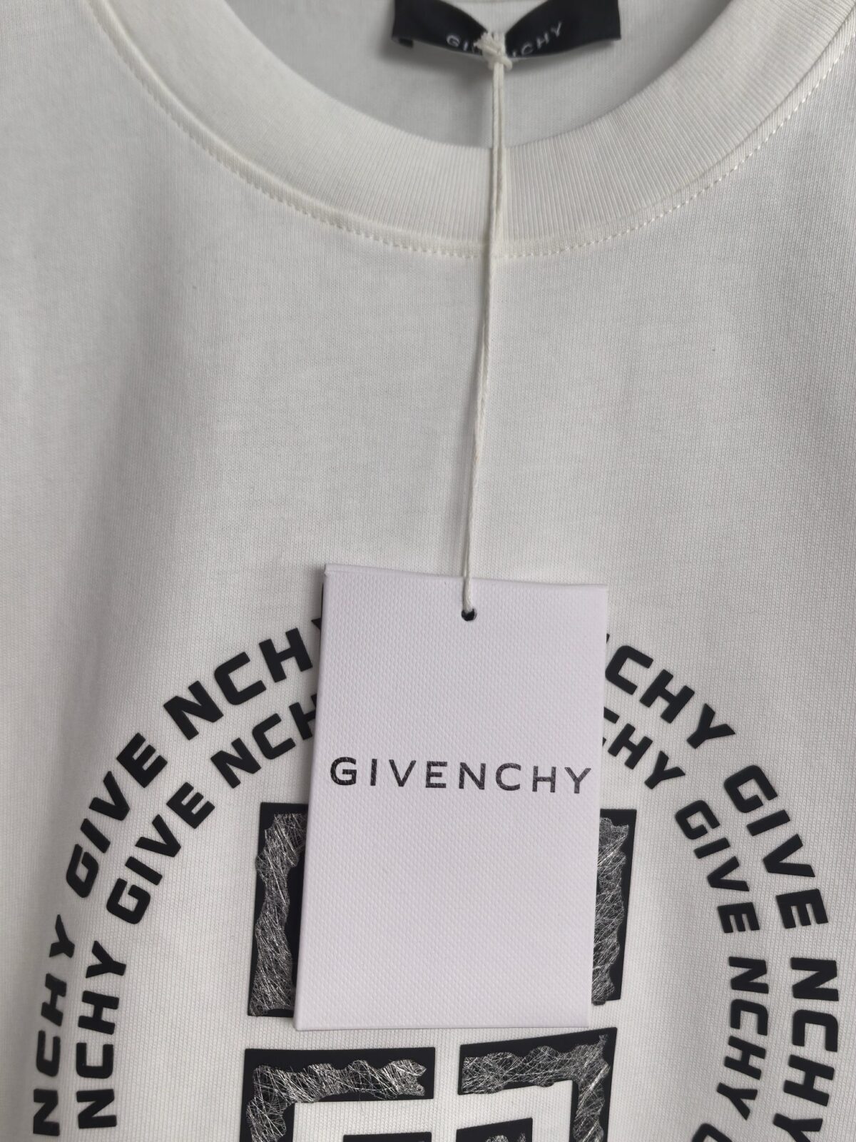 weigou_200481_3_abc44c79ba P90 Givenchy 纪梵希 2026SS春夏新款logo胶印标识圆领短袖T恤,定制密织绵纹罗纹棉粹,标志性4G logo标识印记点缀于胸前,以极简之形凝聚品牌精髓,利落剪裁贴合身体曲线,没有过多的色彩堆砌。 尺码:S-XL 颜色:黑色 白色 卡其色
