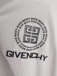 weigou_200481_4_e3b2040da5 P90 Givenchy 纪梵希 2026SS春夏新款logo胶印标识圆领短袖T恤,定制密织绵纹罗纹棉粹,标志性4G logo标识印记点缀于胸前,以极简之形凝聚品牌精髓,利落剪裁贴合身体曲线,没有过多的色彩堆砌。 尺码:S-XL 颜色:黑色 白色 卡其色