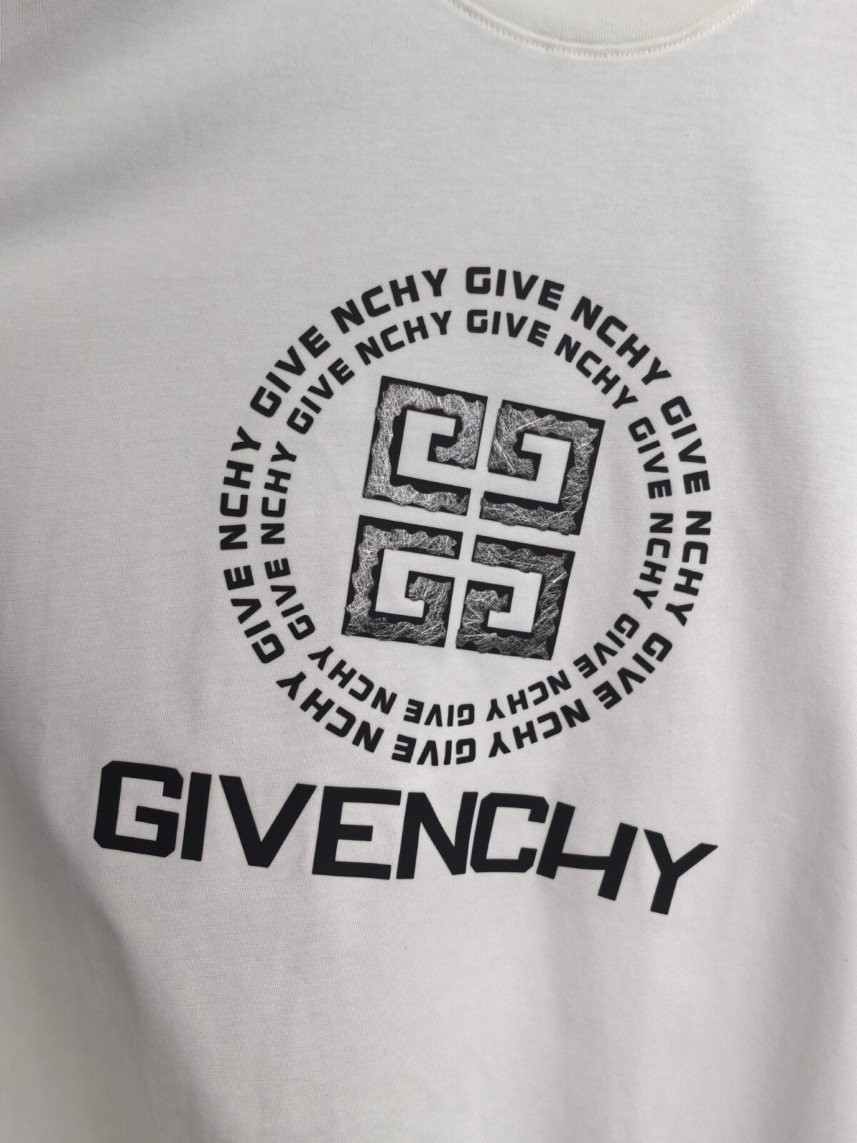 weigou_200481_4_e3b2040da5 P90 Givenchy 纪梵希 2026SS春夏新款logo胶印标识圆领短袖T恤,定制密织绵纹罗纹棉粹,标志性4G logo标识印记点缀于胸前,以极简之形凝聚品牌精髓,利落剪裁贴合身体曲线,没有过多的色彩堆砌。 尺码:S-XL 颜色:黑色 白色 卡其色