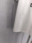 weigou_200481_6_17e3d2c28c P90 Givenchy 纪梵希 2026SS春夏新款logo胶印标识圆领短袖T恤,定制密织绵纹罗纹棉粹,标志性4G logo标识印记点缀于胸前,以极简之形凝聚品牌精髓,利落剪裁贴合身体曲线,没有过多的色彩堆砌。 尺码:S-XL 颜色:黑色 白色 卡其色