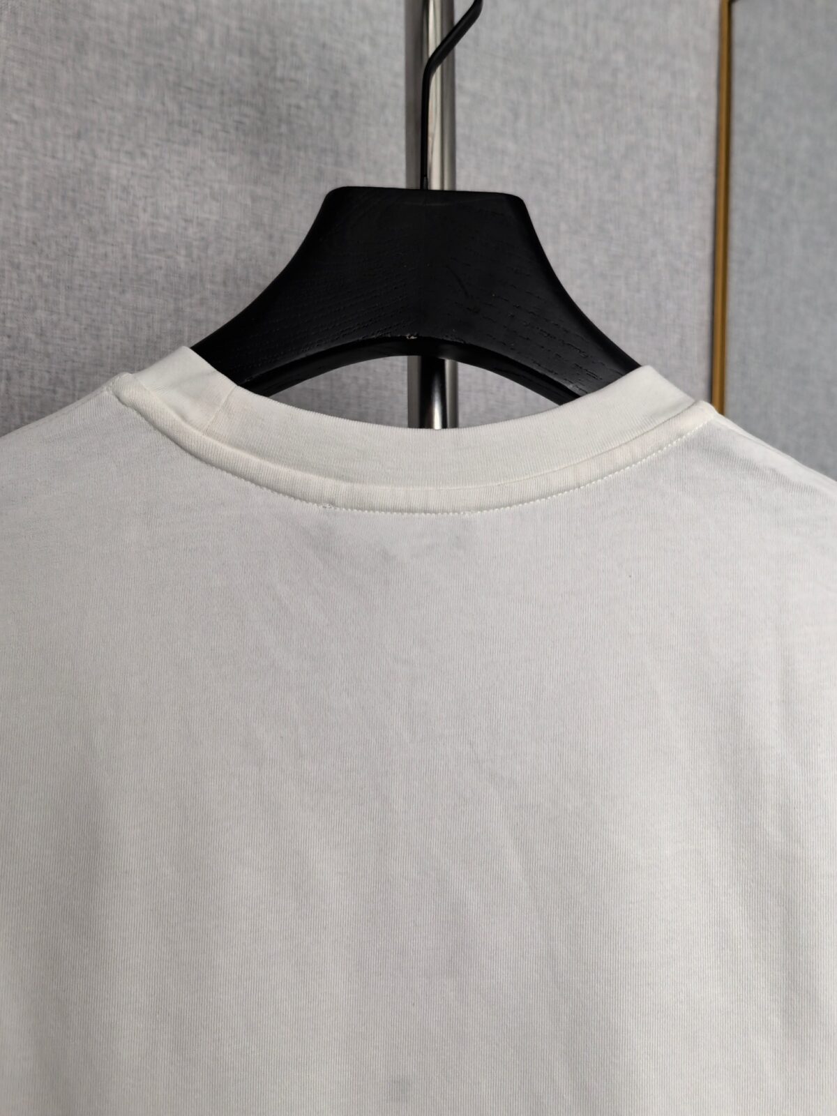 weigou_200481_7_00d714cb29 P90 Givenchy 纪梵希 2026SS春夏新款logo胶印标识圆领短袖T恤,定制密织绵纹罗纹棉粹,标志性4G logo标识印记点缀于胸前,以极简之形凝聚品牌精髓,利落剪裁贴合身体曲线,没有过多的色彩堆砌。 尺码:S-XL 颜色:黑色 白色 卡其色
