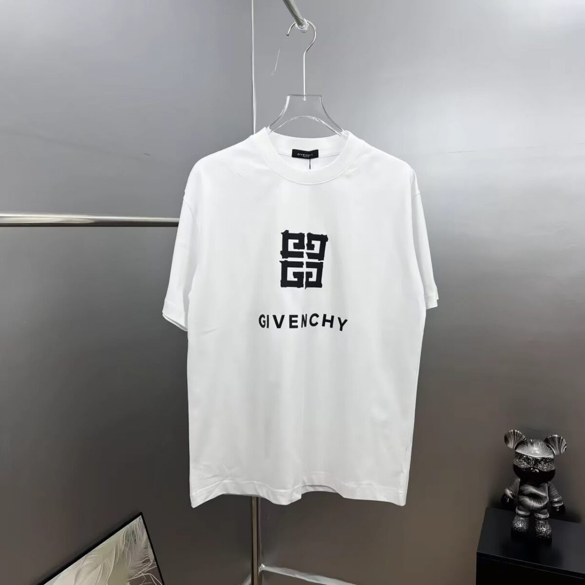 P80 gvc～纪梵 厚板滴胶字母 《区别通货面料》 7A抗菌短袖tee 上身十分舒适，男女同款半袖，落肩宽松版型 颜色: 黑色 白色 咖啡色 尺码：S（90-130斤） M（125-150斤） L（135-165斤） XL（160-190斤） XXL（185-220斤）