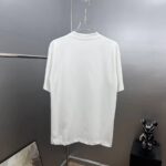 P80 gvc～纪梵 厚板滴胶字母 《区别通货面料》 7A抗菌短袖tee 上身十分舒适，男女同款半袖，落肩宽松版型 颜色: 黑色 白色 咖啡色 尺码：S（90-130斤） M（125-150斤） L（135-165斤） XL（160-190斤） XXL（185-220斤）