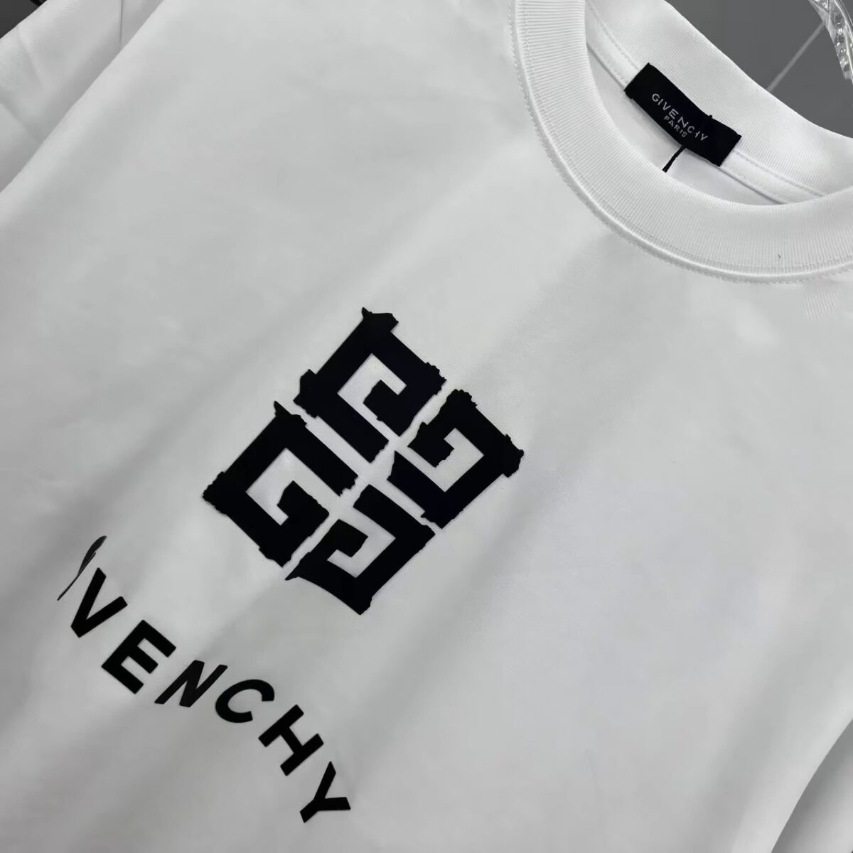 P80 gvc～纪梵 厚板滴胶字母 《区别通货面料》 7A抗菌短袖tee 上身十分舒适，男女同款半袖，落肩宽松版型 颜色: 黑色 白色 咖啡色 尺码：S（90-130斤） M（125-150斤） L（135-165斤） XL（160-190斤） XXL（185-220斤）
