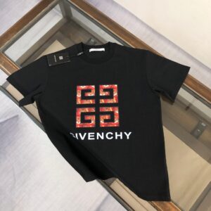P75 💥 GIVENCHY 纪梵希 最新款情侣款短袖T恤～品牌顶级logo重工艺设计～面料上身舒适透气，不僵硬，修身的剪裁，采用高定定制纯棉面料！上身舒适有型，内搭单穿都完全没问题，时尚潮人必备！！！ 颜色：黑色 白 码数：M-3XL（下单请报身高体重）