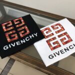 P75 💥 GIVENCHY 纪梵希 最新款情侣款短袖T恤～品牌顶级logo重工艺设计～面料上身舒适透气，不僵硬，修身的剪裁，采用高定定制纯棉面料！上身舒适有型，内搭单穿都完全没问题，时尚潮人必备！！！ 颜色：黑色 白 码数：M-3XL（下单请报身高体重）