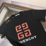 P75 💥 GIVENCHY 纪梵希 最新款情侣款短袖T恤～品牌顶级logo重工艺设计～面料上身舒适透气，不僵硬，修身的剪裁，采用高定定制纯棉面料！上身舒适有型，内搭单穿都完全没问题，时尚潮人必备！！！ 颜色：黑色 白 码数：M-3XL（下单请报身高体重）