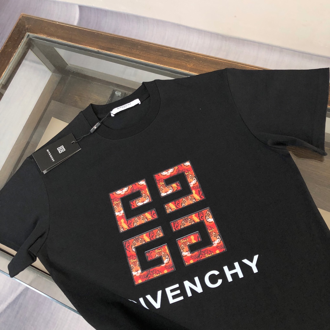 P75 💥 GIVENCHY 纪梵希 最新款情侣款短袖T恤～品牌顶级logo重工艺设计～面料上身舒适透气，不僵硬，修身的剪裁，采用高定定制纯棉面料！上身舒适有型，内搭单穿都完全没问题，时尚潮人必备！！！ 颜色：黑色 白 码数：M-3XL（下单请报身高体重）