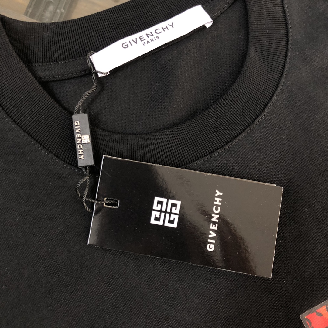 P75 💥 GIVENCHY 纪梵希 最新款情侣款短袖T恤～品牌顶级logo重工艺设计～面料上身舒适透气，不僵硬，修身的剪裁，采用高定定制纯棉面料！上身舒适有型，内搭单穿都完全没问题，时尚潮人必备！！！ 颜色：黑色 白 码数：M-3XL（下单请报身高体重）
