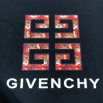 P75 💥 GIVENCHY 纪梵希 最新款情侣款短袖T恤～品牌顶级logo重工艺设计～面料上身舒适透气，不僵硬，修身的剪裁，采用高定定制纯棉面料！上身舒适有型，内搭单穿都完全没问题，时尚潮人必备！！！ 颜色：黑色 白 码数：M-3XL（下单请报身高体重）