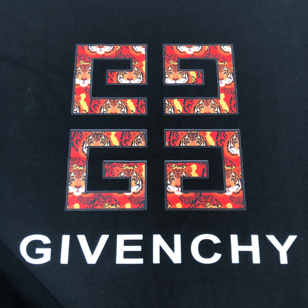 P75 💥 GIVENCHY 纪梵希 最新款情侣款短袖T恤～品牌顶级logo重工艺设计～面料上身舒适透气，不僵硬，修身的剪裁，采用高定定制纯棉面料！上身舒适有型，内搭单穿都完全没问题，时尚潮人必备！！！ 颜色：黑色 白 码数：M-3XL（下单请报身高体重）