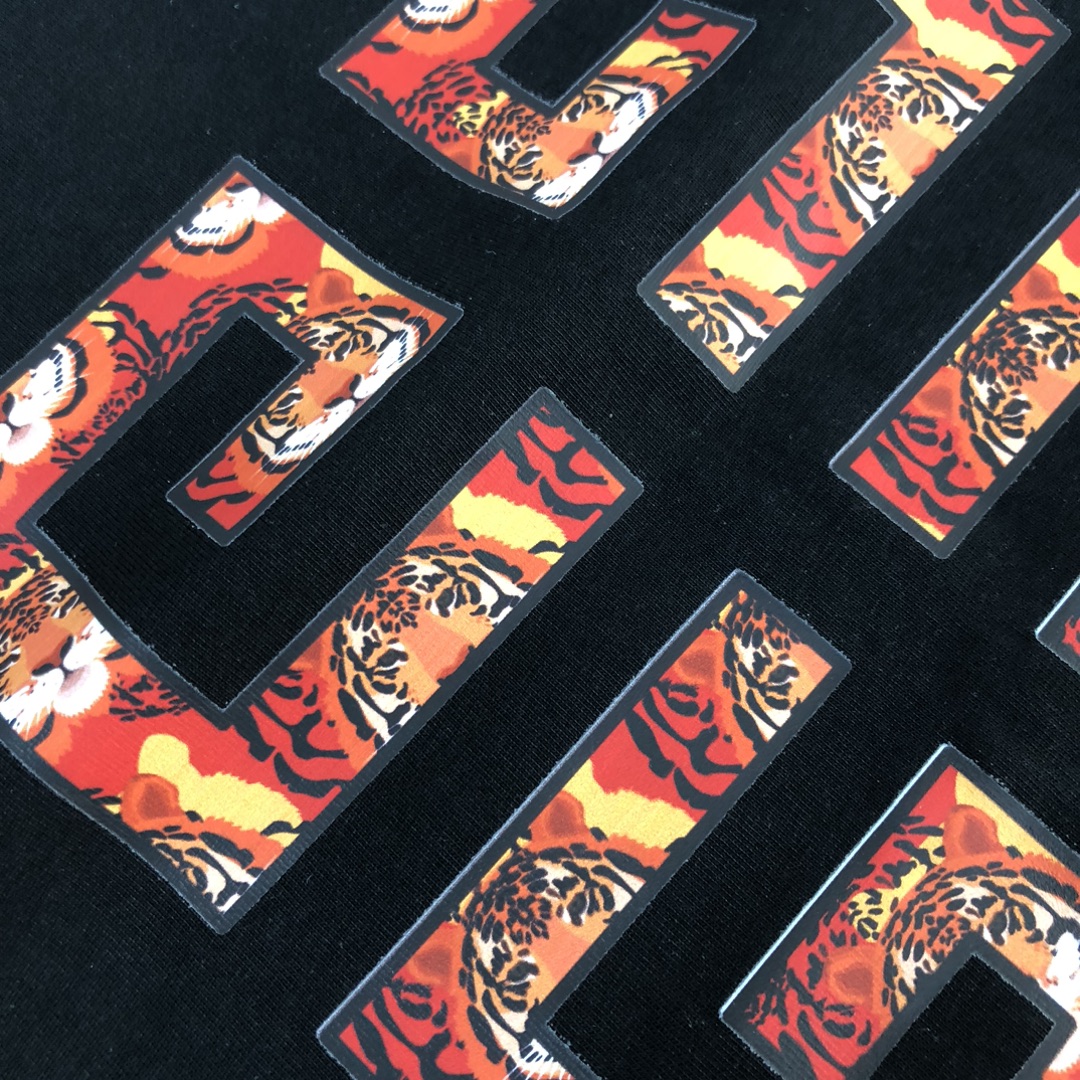 P75 💥 GIVENCHY 纪梵希 最新款情侣款短袖T恤～品牌顶级logo重工艺设计～面料上身舒适透气，不僵硬，修身的剪裁，采用高定定制纯棉面料！上身舒适有型，内搭单穿都完全没问题，时尚潮人必备！！！ 颜色：黑色 白 码数：M-3XL（下单请报身高体重）