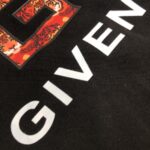 P75 💥 GIVENCHY 纪梵希 最新款情侣款短袖T恤～品牌顶级logo重工艺设计～面料上身舒适透气，不僵硬，修身的剪裁，采用高定定制纯棉面料！上身舒适有型，内搭单穿都完全没问题，时尚潮人必备！！！ 颜色：黑色 白 码数：M-3XL（下单请报身高体重）