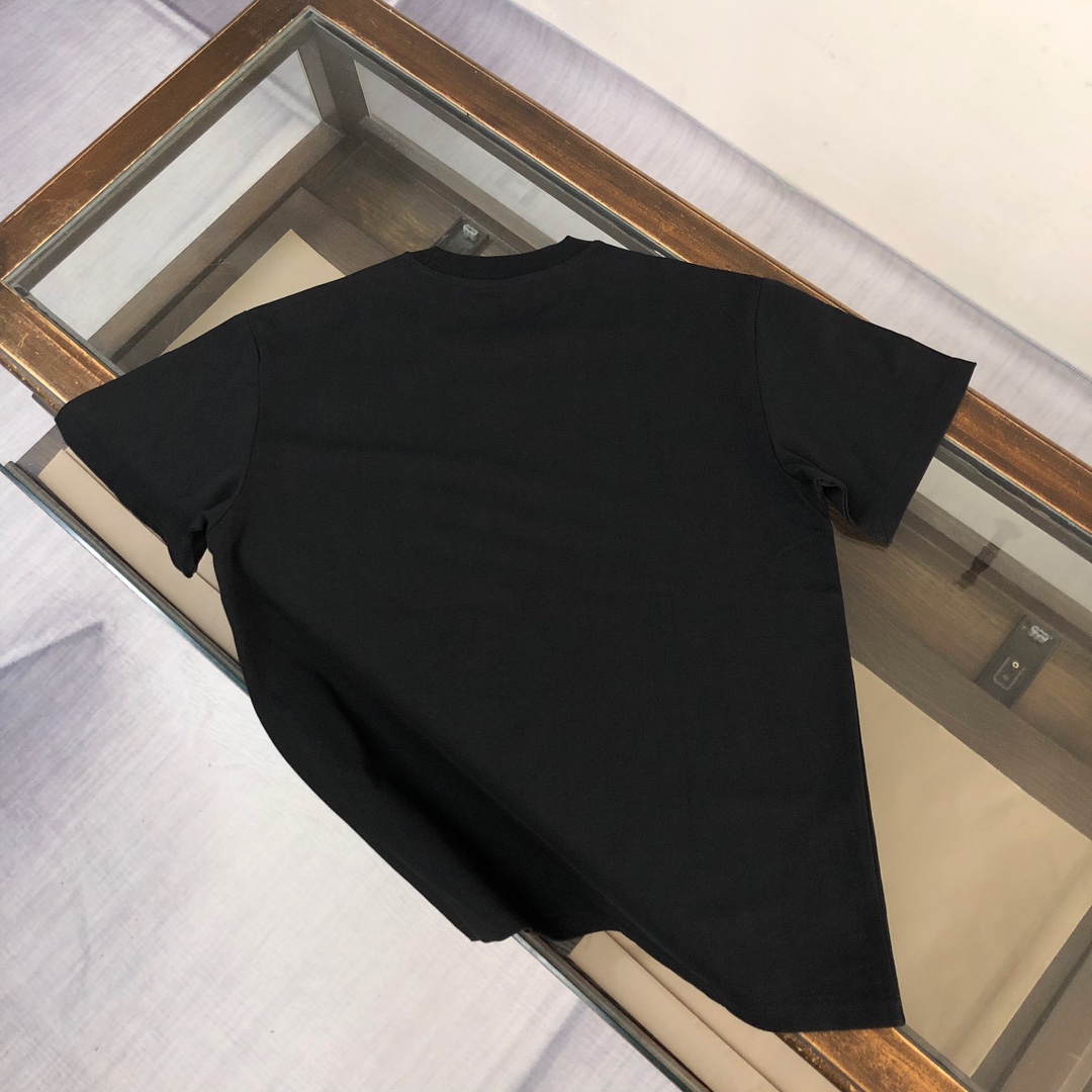 P75 💥 GIVENCHY 纪梵希 最新款情侣款短袖T恤～品牌顶级logo重工艺设计～面料上身舒适透气，不僵硬，修身的剪裁，采用高定定制纯棉面料！上身舒适有型，内搭单穿都完全没问题，时尚潮人必备！！！ 颜色：黑色 白 码数：M-3XL（下单请报身高体重）