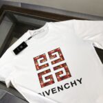 P75 💥 GIVENCHY 纪梵希 最新款情侣款短袖T恤～品牌顶级logo重工艺设计～面料上身舒适透气，不僵硬，修身的剪裁，采用高定定制纯棉面料！上身舒适有型，内搭单穿都完全没问题，时尚潮人必备！！！ 颜色：黑色 白 码数：M-3XL（下单请报身高体重）