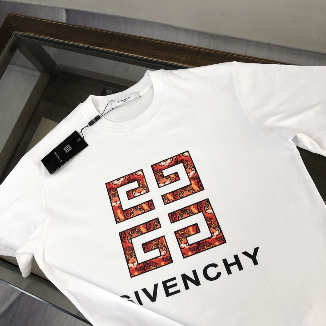 P75 💥 GIVENCHY 纪梵希 最新款情侣款短袖T恤～品牌顶级logo重工艺设计～面料上身舒适透气，不僵硬，修身的剪裁，采用高定定制纯棉面料！上身舒适有型，内搭单穿都完全没问题，时尚潮人必备！！！ 颜色：黑色 白 码数：M-3XL（下单请报身高体重）